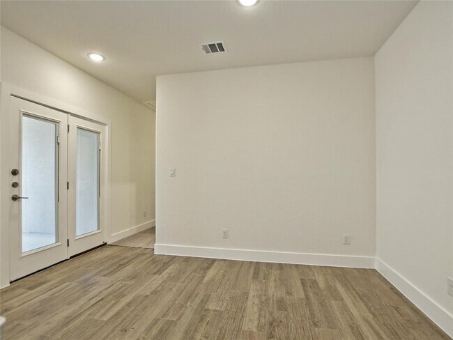 Building Photo - 402 Parkline Dr