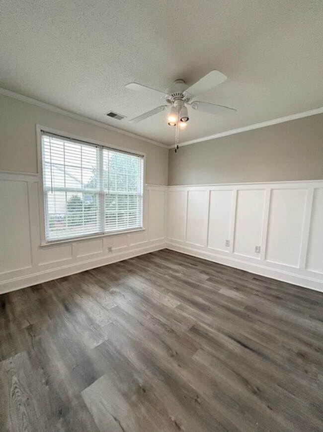 Building Photo - WELCOMING FOUR BEDROOM HOME IN WILLOWBROOKE
