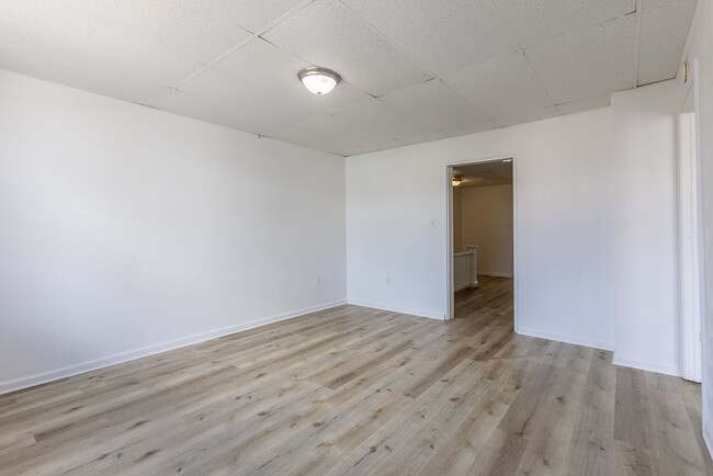Building Photo - 742 E Warrington Ave