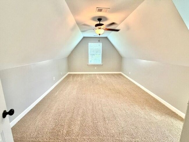 Building Photo - Now Leasing a 4 bedroom 2 bath home in Maywood