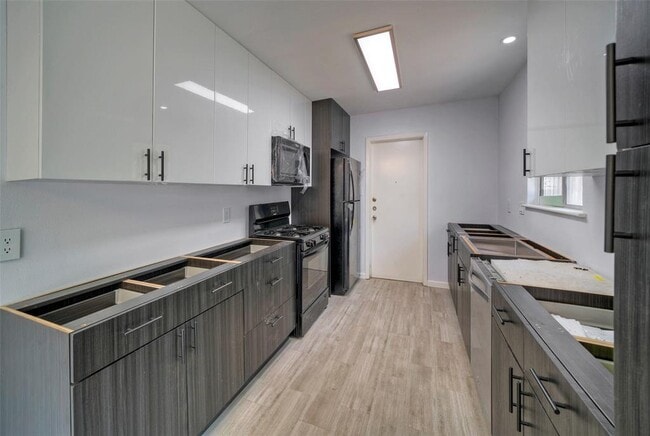 Building Photo - 5301 Gladstone Dr
