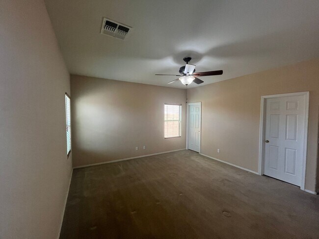 Building Photo - Free June Rent! Spacious 3-Bedroom Home in...
