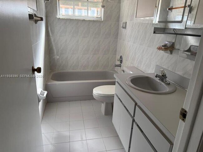 Building Photo - 2912 SW 38th Ct