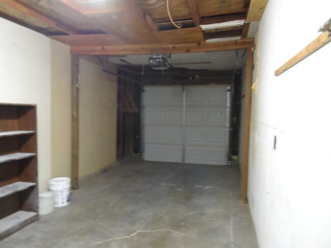 Building Photo - Cute Home Close to Restaurants and Shopping
