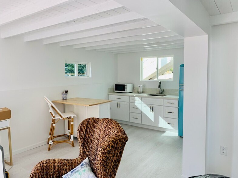 Building Photo - 31956 Sunset Ave