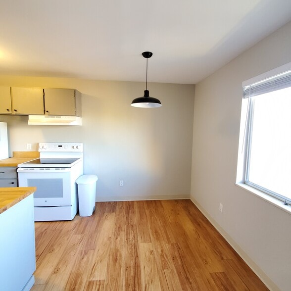 Kitchen and dining area - 3161 Madison Ave