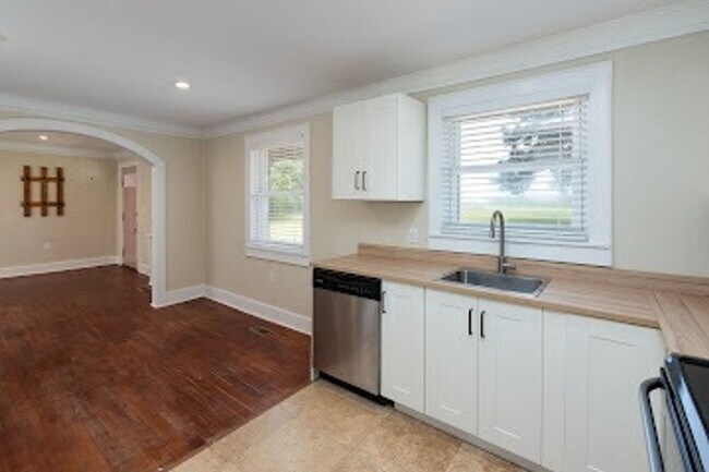 Building Photo - 2615 W Main St