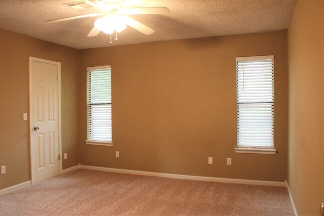 Building Photo - 814 Hawthorne Pl