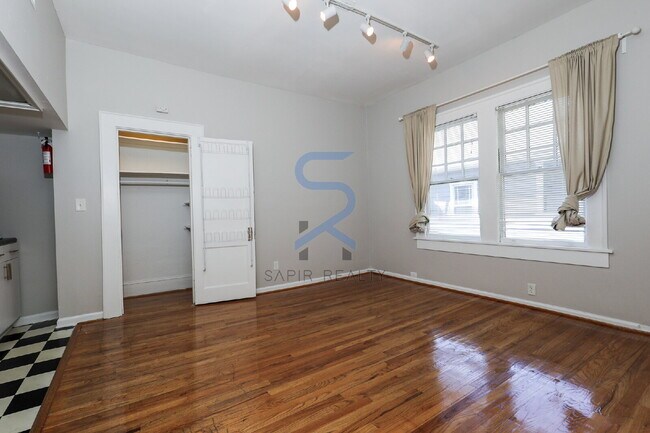 Building Photo - 920 Greenwood Ave NE