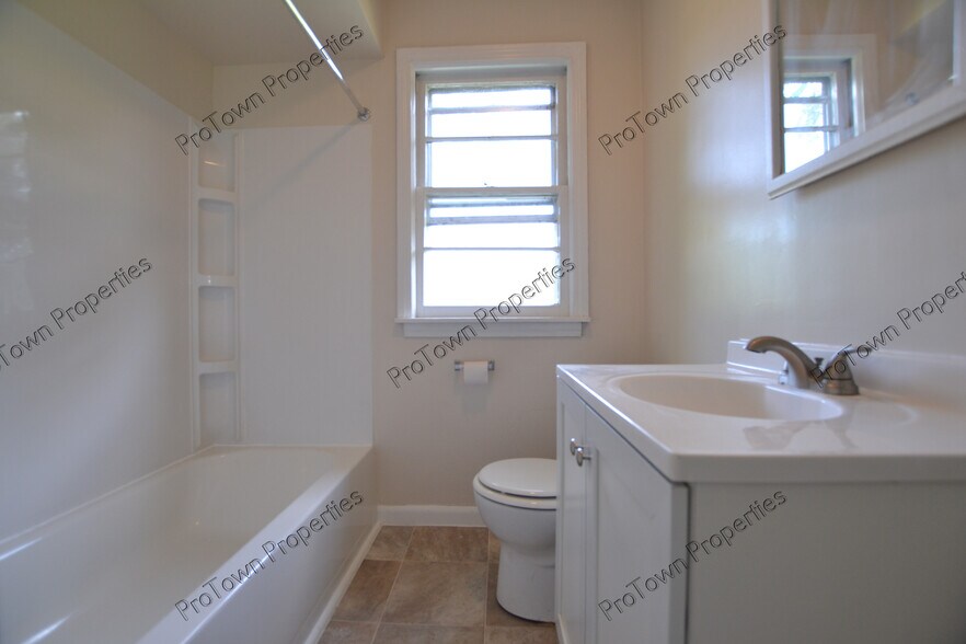 Building Photo - 1421 Burry St