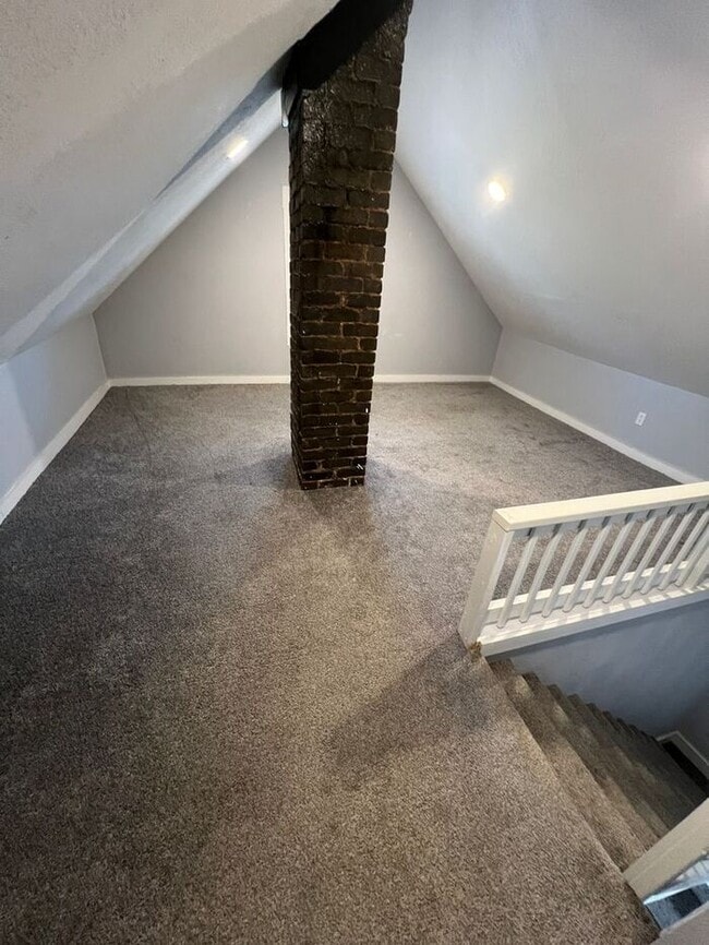 Building Photo - Spacious 5-Bedroom Home with Enclosed Porc...