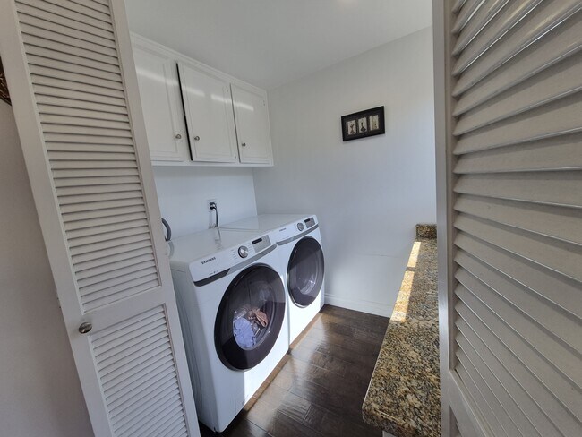 Building Photo - 5313 Sevilla Ct