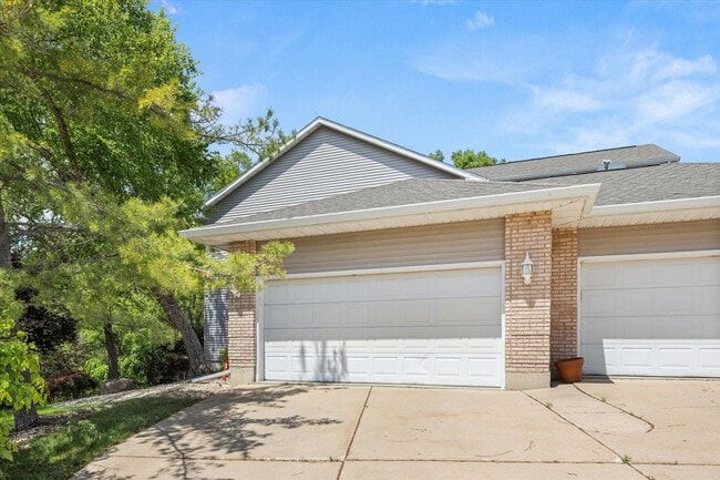 Building Photo - 2427 Reynolds Manor Dr
