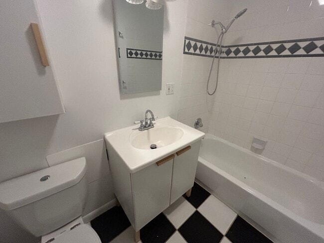 Building Photo - Charming 2 bedroom/1 bath Walking distance...