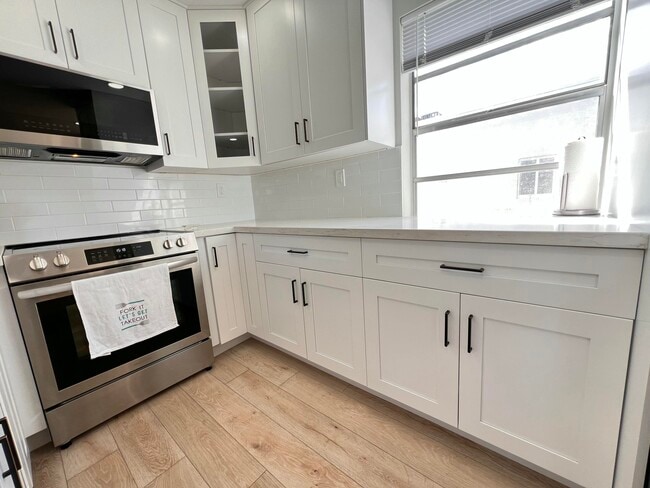 Building Photo - 698 Normandy Ln