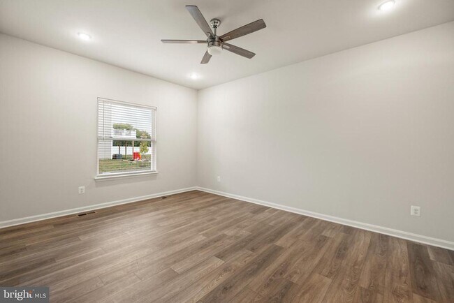 Building Photo - 148 Huntwell W Ave