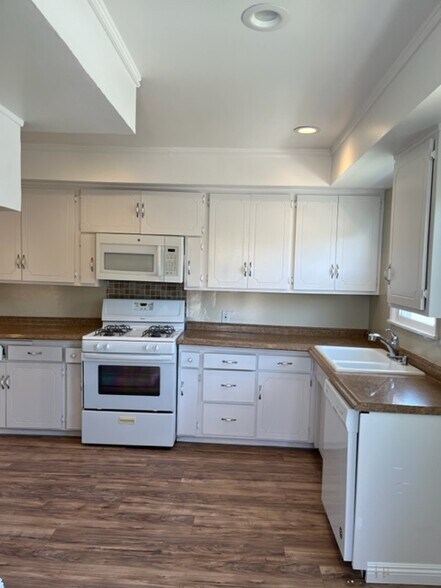 Gas Stove. - 18033 Glenburn Ave