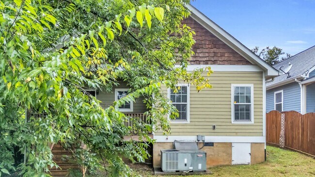 Building Photo - Nestled between Southside & St. Elmo - 3 b...