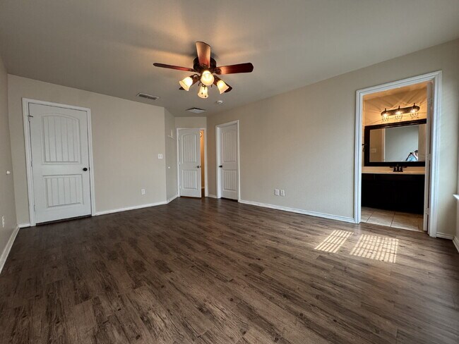 Building Photo - Elegant 3-Bedroom Haven in Quincy Park