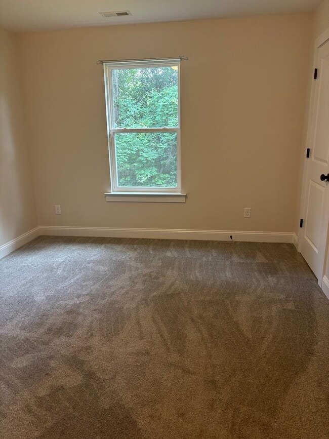 Building Photo - Newly Renovated & Move in ready