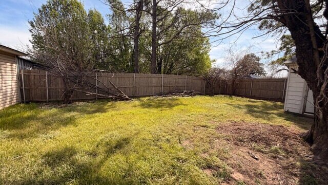 Building Photo - Spacious 3-bedroom, one-bathroom home.