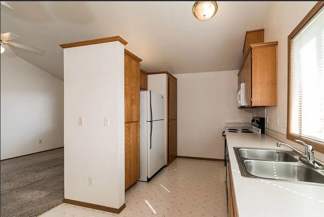 Building Photo - IveJ02