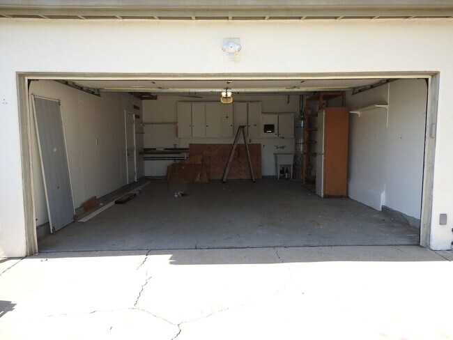Building Photo - Large 3bd