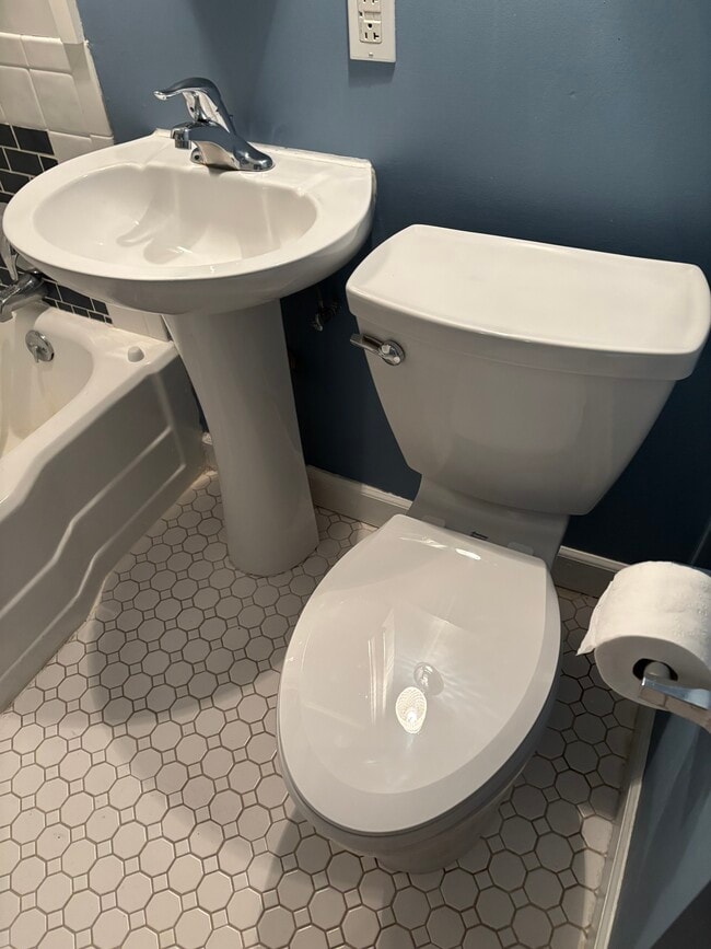 Building Photo - 4549 Poppleton Ave