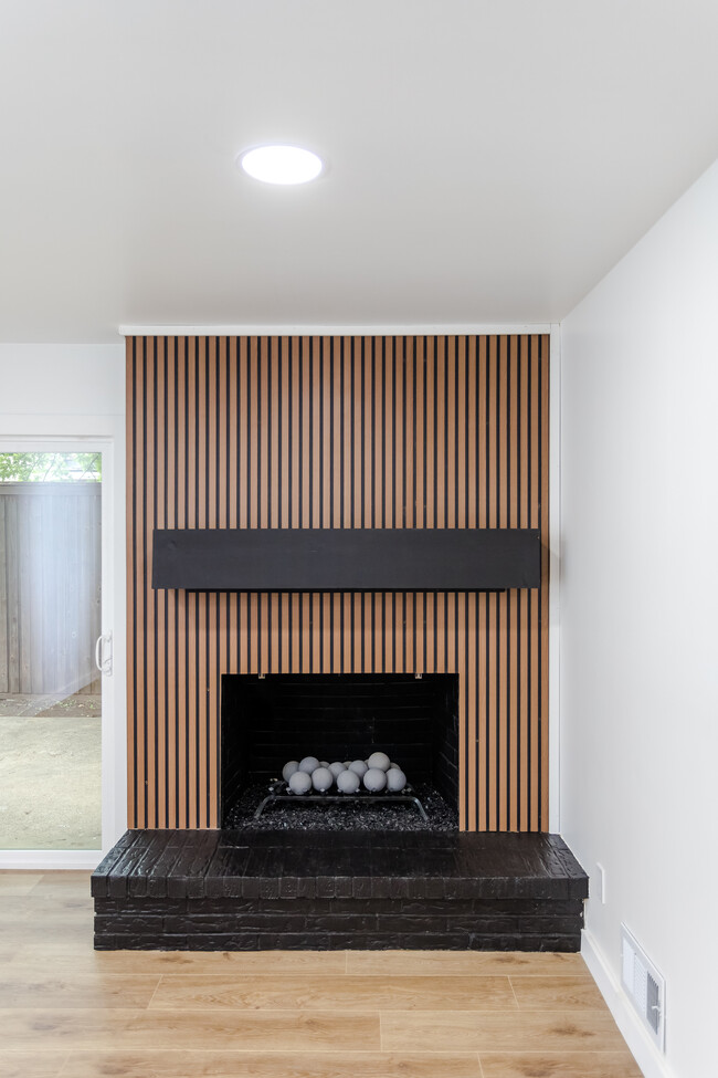 Building Photo - 3761 High Vista Dr