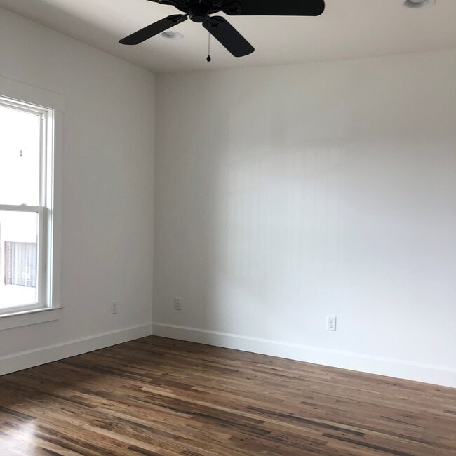 Building Photo - 3 STORY 2BD 2.5 BA APARTMENT WITH UPSTAIRS LOFT THAT OPENS TO BALCONY