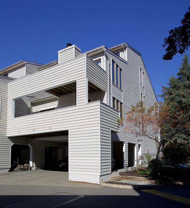 Primary Photo - 702 Mainsail Ln