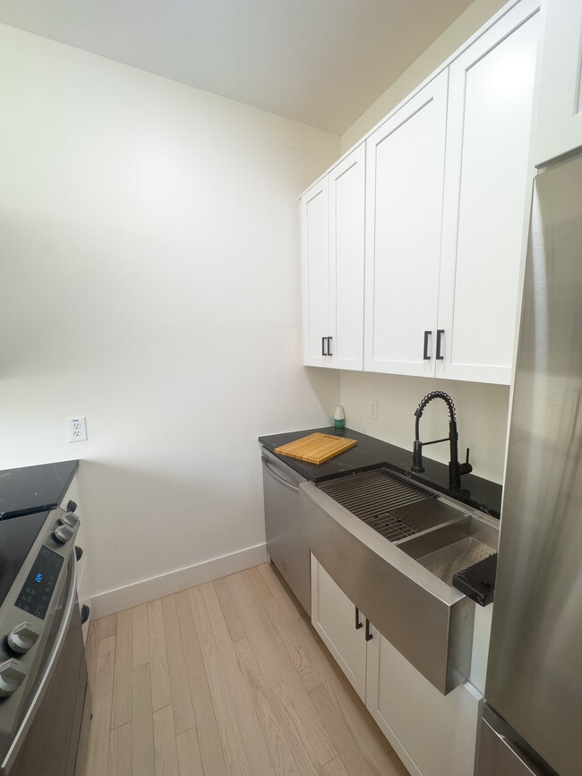 Farmhouse sink - 1927 S 9th St