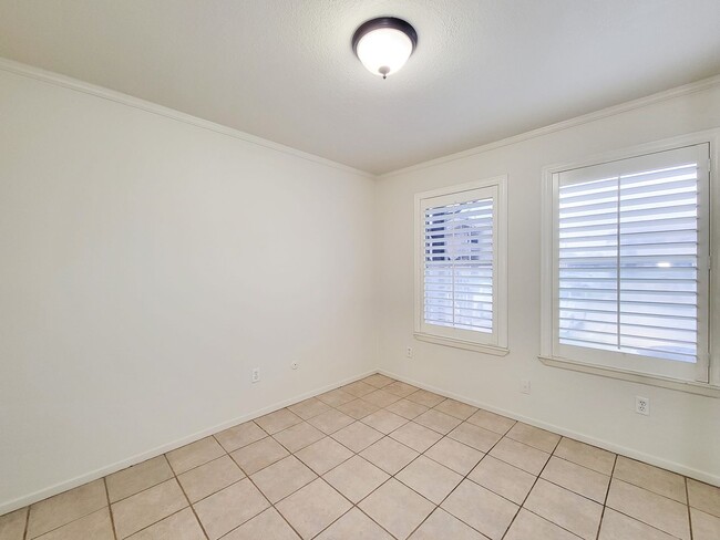 Building Photo - This corner unit is great because being on the end unit is more private and there are no condo's ...