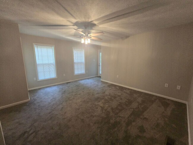 Building Photo - 3910 Sarasota Dr