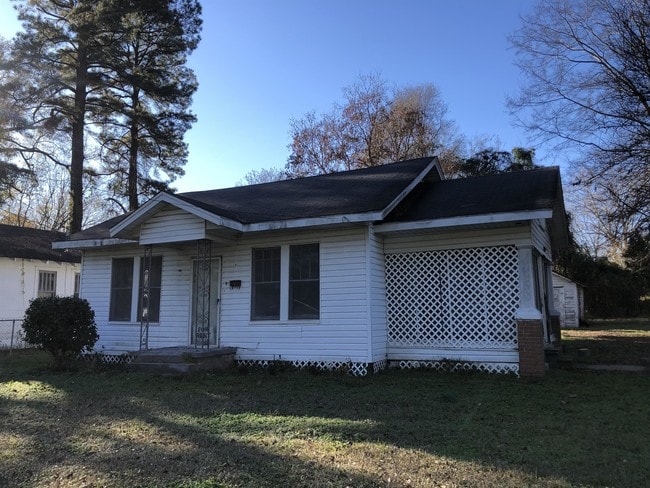 Building Photo - 2404 Hawes St