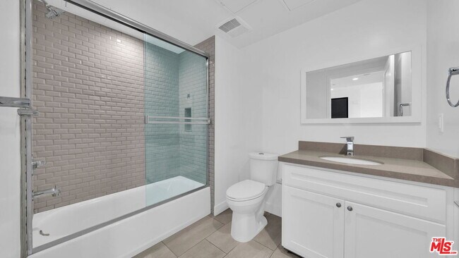 Building Photo - 667 Wilton Pl