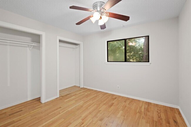 Building Photo - 2218 Bahama Rd