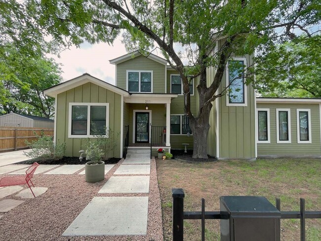 Building Photo - 211 Gibson