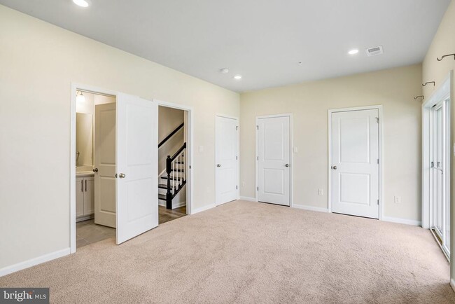 Building Photo - 385 Ensemble Wy