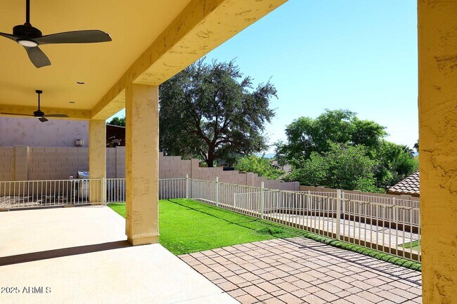 Building Photo - 2007 E Topeka Dr