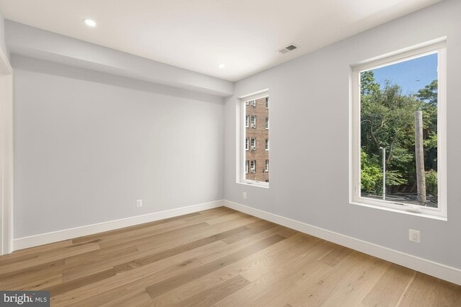 Building Photo - 3215 Mt Pleasant St NW