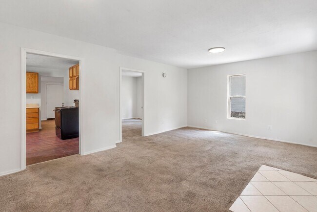 Building Photo - 3 bedroom | 2 bathroom | PETS WELCOME!
