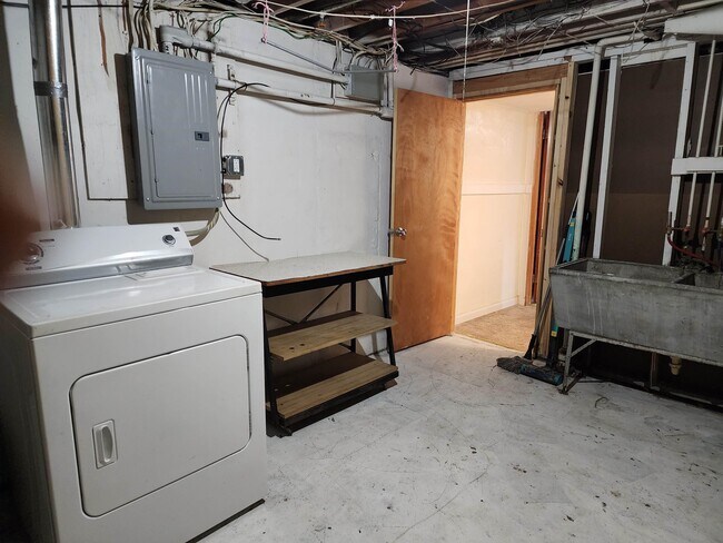 Building Photo - 9225 Carol Ann Dr