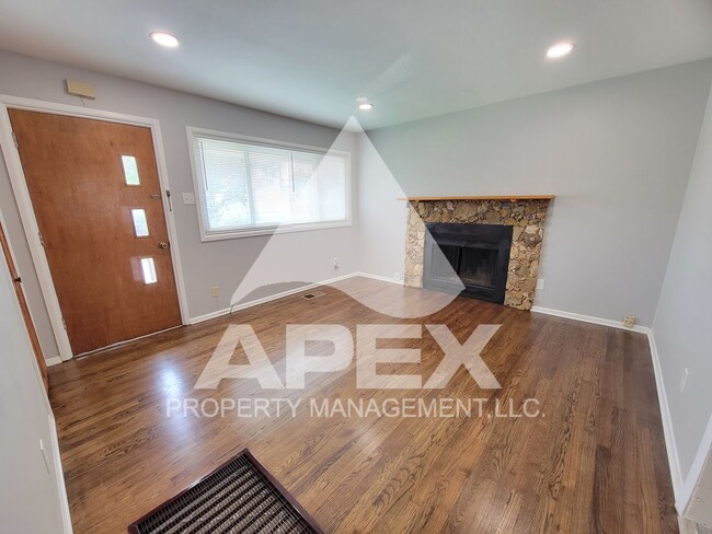 Building Photo - Renovated - 3 Bd 1 Ba Single Family home i...
