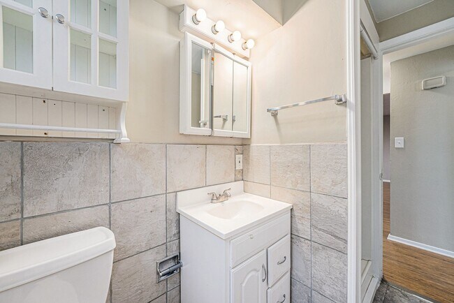 Building Photo - AVAILABLE FOR IMMEDIATE MOVE IN