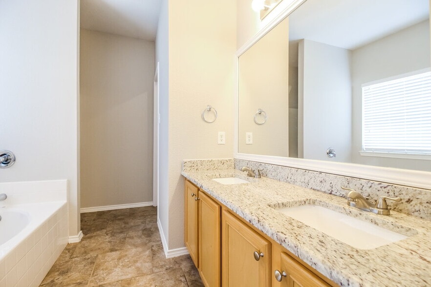 Building Photo - 10048 Iron Ridge Dr