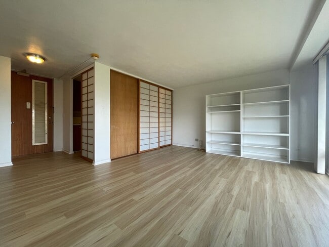 Building Photo - Gorgeous 11th Floor Views, Clean, New Flooring, New Fridge and Available Now.