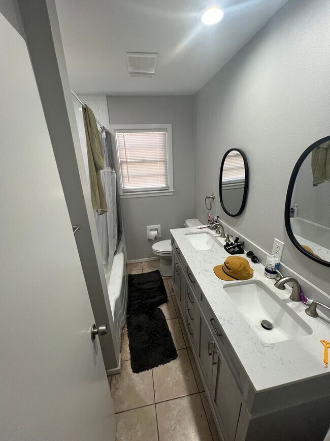 Building Photo - Pre Leasing for Fall 2026!! 4/3 in Medical District!