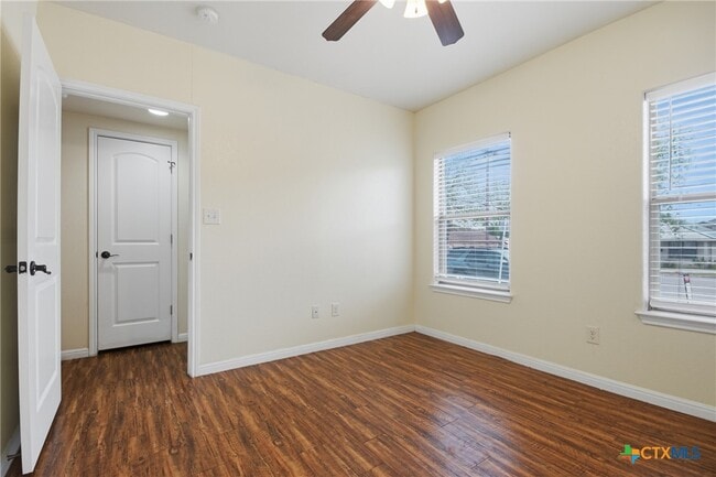 Building Photo - 302 W San Antonio St