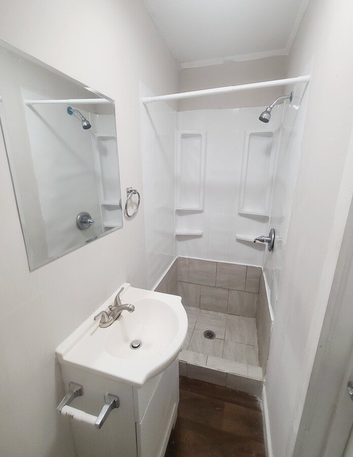 Building Photo - Room in House on Celia Ave
